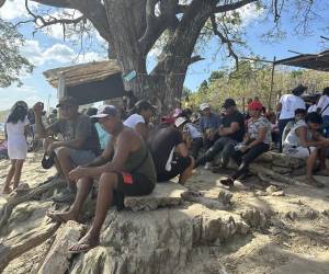 <i>Los familiares esperan recibir los cuerpos de los mineros que murieron tras el colapso de una remota mina ilegal, en Puerto Guacara en la Paragua, estado Bolívar, Venezuela, el 21 de febrero de 2024. FOTO Pableysa OSTOS/AFP</i>