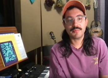 <i>El músico Atilio Montalvo dejó El Salvador y se refugió en México cuando su situación fue insostenible por las amenazas y el acoso al que lo sometieron, según denuncia, tras la detención de su padre -un reconocido exguerrillero y negociador del fin de la guerra civil-, y en respuesta al dolor, compuso 'Tránsito', un disco para bailar los cambios y luchar por no perder la alegría. IMÁGENES: VLADIMIR CHICAS, HUGO SÁNCHEZ.</i>