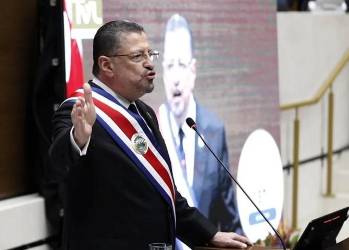 Chaves entregará el poder el próximo 8 de mayo a la presidenta electa Laura Fernández. (Foto: EFE)