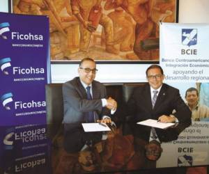 Suscribieron el contrato de Línea Global de Crédito, el gerente BCIE de País Honduras, Pedro Banegas, y el presidente ejecutivo de FICOHSA, Javier Eduardo Atala. (Foto: Cortesía).