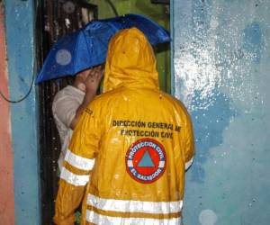 <i> Protección Civil aumentó la alerta a amarilla y la alcaldía de San Salvador evacuó a 24 personas en las comunidades El Granjero, Las Palmas y Nuevo Israel, todos de la capital, debido a inundaciones que causaron las lluvias y tormentas que cayeron la tarde del 16 de junio. FOTO @PROCIVILSV</i>