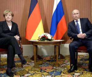 El presidente de Rusia, Vladimir Putin, y la canciller alemana, Angela Merkel, durante una reunión sobre la crisis en Ucrania en Deauville (Francia). (Foto: AFP).