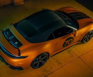 <i>El Porsche 911 Spirit 70, en color Nordisch Gold Metallic y basado en el 911 Carrera GTS Cabriolet, rinde homenaje a la estética y libertad creativa de los años setenta mediante un diseño exclusivo, un interior icónico y un sistema de propulsión híbrido de alto rendimiento. FOTO PORSCHE</i>