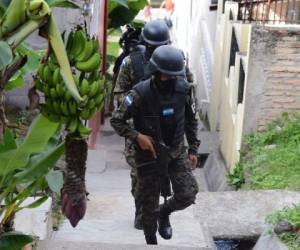 Operativo policial contra las maras, en un barrio de Tegucigalpa, en octubre del pasado año. (Foto: AFP).