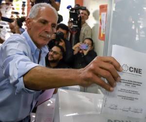 <i>El candidato a la Presidencia de Honduras por el Partido Nacional, Nasry Asfura, deposita su voto en una urna este domingo, en Tegucigalpa (Honduras). STR</i>
