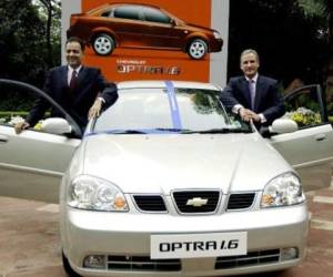 General Motors de India lanza en Nueva Delhi el Optra 1.6. Foto AFP