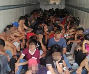 Un centenar de migrantes nicaragüenses fueron detenidos ayer tras ser descubiertos ocultos en un tráiler en el norte de México.