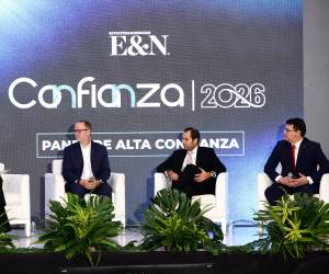 <i>Panel empresario: Alan Deware (Pinturerías Americanas); Ángelo Casco Bruni (Molino Harinero Sula) y Carlos Girón (VP corporativo de Imagen y Reputación Institucional de Grupo Financiero Atlántida), con la moderación de Claudia Díaz, directora ejecutiva de FUNDAHRSE (Foto:YosephAmaya)</i>