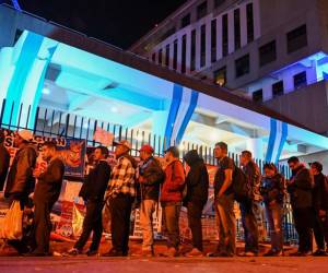 <i>Indígenas hacen cola para conseguir alimentos durante una manifestación para exigir la renuncia de la fiscal general Consuelo Porras y el fiscal Rafael Curruchiche frente al Ministerio Público en la ciudad de Guatemala el 17 de octubre de 2023.Johan ORDÓNEZ / AFP</i>