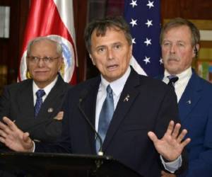 El astronauta tico Franklin Chang (centro) viajó en siete misiones tripuladas al espacio exterior, con la NASA. Costa Rica cuenta con 110 empresas ligadas a la industria aeroespacial que generan 4.000 puestos de trabajo. (Foto: AFP).