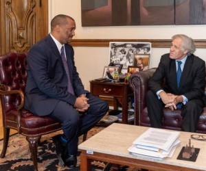 El régimen nicaragüense ha sustituido al diplomático Arturo McFields, en la foto con el Secretario General de la OEA, Luis Almagro, tras las denuncias sobre presos políticos por otro radicado en Estados Unidos.