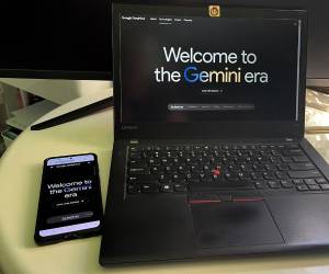 Fotografía de archivo que muestra un computador abierto en la página de entrada de Gemini, el chatbot con inteligencia artificial (IA) de Google, desplegado sobre una mesa de trabajo en Miami, Florida (EE.UU.) EFE/ Latif Kassidi /