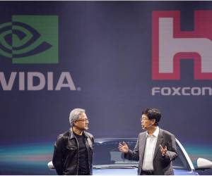 <i>El cofundador y director ejecutivo de Nvidia, Jensen Huang (izq.), y el presidente de Foxconn Technology Group, Young Liu, asisten al Hon Hai Tech Day en Taipei el 18 de octubre de 2023.I-Hwa Cheng / AFP</i>