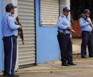 Agentes de la Policía permanecen en Managua el 23 de mayo de 2019 durante el paro empresarial llamado por la oposición. (AFP)