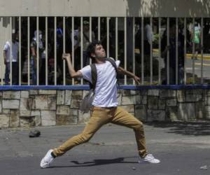 Estudiantes protestan contra las reformas al Instituto Nicaragüense de Seguridad Social. La reforma al sistema de Seguridad Social contempla un impuesto de 5% que los pensionados deberán pagar por la atención médica que reciben. / AFP PHOTO / Inti Ocon