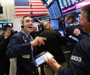 NEW YORK, NY - FEBRUARY 06: Traders work on the floor of the New York Stock Exchange (NYSE) on February 6, 2018 in New York City. Following Monday's over 1000 point drop, the Dow Jones Industrial Average closed up over 500 points. Spencer Platt/Getty Images/AFP