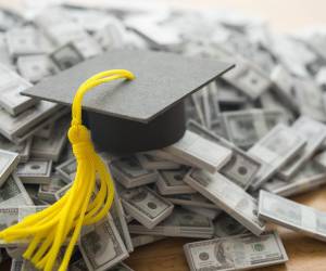 <i>La paradoja es clara. Preparamos jóvenes para diseñar planes estratégicos complejos o proyectos millonarios, pero no les damos las herramientas básicas para manejar un salario. FOTO SHUTTERSTOCK</i>