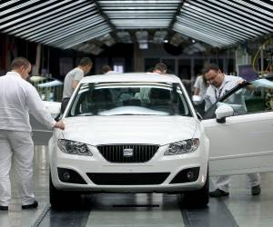 <i>Varios operarios de la factoría automovilística Seat trabajan en la cadena de montaje en los últimos detalles del modelo de la marca, el Exeo. Imagen de archivo. EFE/Andreu Dalmau</i>