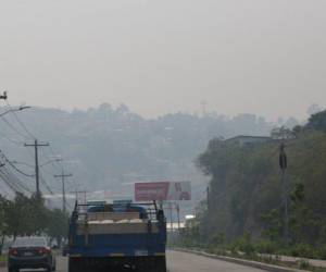 <i>Una densa capa de humo cubre la capital de Honduras, lo que ha elevado las atenciones por problemas respiratorios. Foto: Emilio Flores/El Heraldo</i>