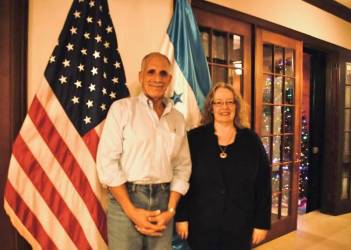 <i>La Encargada de Negocios, Colleen Anne Hoey, se reunió con el presidente electo de Honduras, Nasry Asfura. FOTO USEMBASSYHN</i>
