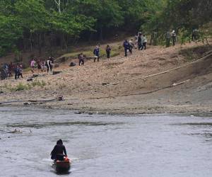 <i>Los migrantes llegan a la Estación de Recepción de Migrantes en Lajas Blancas, provincia de Darién, Panamá, el 11 de marzo de 2024. FOTO MARTÍN BERNETTI / AFP</i>