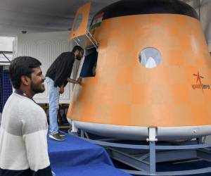 <i>Los visitantes observan un modelo a escala real del “Módulo Orbital Gaganyaan”, el primer vuelo espacial tripulado de la India en la Exposición de Vuelos Espaciales Humanos organizada por la Organización de Investigación Espacial de la India (ISRO) en el Planetario Jawaharlal Nehru en Bangalore el 21 de julio de 2022.Manjunath Kiran/AFP</i>
