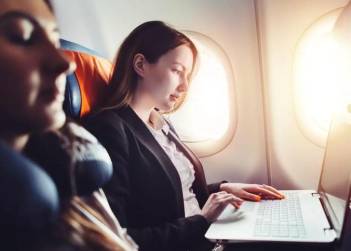 <i>La instalación de Starlink o del servicio de internet satelital de Amazon representa una inversión significativa para las aerolíneas, que puede ascender a cientos de millones de dólares. Foto de iStock</i>