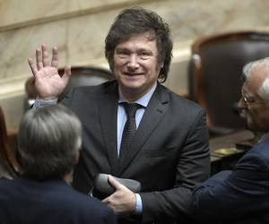 <i>El presidente electo de Argentina, Javier Milei, saluda junto a los legisladores antes de una sesión en el Congreso argentino en Buenos Aires el 29 de noviembre de 2023, donde fue declarado oficialmente ganador de la segunda vuelta. FOTO JUAN MABROMATA/AFP</i>