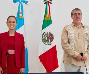 <i>Fotografía cedida por la Presidencia de México de su mandataria, Claudia Sheinbaum, posando junto al presidente de Guatemala, Bernardo Arévalo, este viernes en Petén (Guatemala). EFE/ Presidencia de México</i>