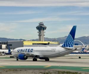 <i>Un avión de United Airlines en el Aeropuerto Internacional de Los Ángeles (LAX) en Los Ángeles, California, el 4 de enero de 2024. FOTO Daniel SLIM/AFP</i>