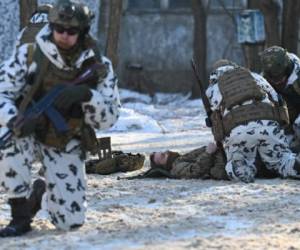 Servicemen take part in a joint tactical and special exercises of the Ukrainian Ministry of Internal Affairs, the Ukrainian National Guard and Ministry Emergency in a ghost city of Pripyat, near Chernobyl Nuclear Power Plant on February 4, 2022. (Photo by Sergei Supinsky / AFP)