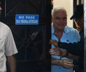 El expresidente de Panamá, Ricardo Martinelli (C) (2009-2014), se muestra a su llegada en la Corte Suprema de Justicia en Ciudad de Panamá. AFP PHOTO / STR