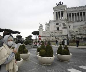 Roma amaneció desierta este jueves sin turistas ni estudiantes, el retrato de un país blindado y aterrado frente al brote de coronavirus. Foto AFP