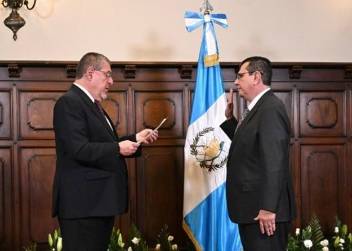 El presidente Arévalo deseo al nuevo Fiscal General: claridad, sabiduría y una ética inquebrantable para servirle con integridad al pueblo de Guatemala. (Foto: AGN)