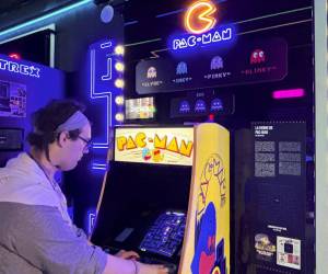 <i>Un día como hoy de 1980, hace 45 años, vio la luz en Japón 'Pac-Man', icónico videojuego del comecocos que, con su mecánica aparentemente simple de laberintos y fantasmas, conquistó a toda una generación cambiando para siempre las normas del entretenimiento. EFE/Javier Picazo</i>