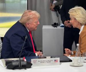 <i>La presidenta de la Comisión Europea, Ursula von der Leyen, conversa con el presidente de EE. UU,. Donald Trump, durante la cumbre del G7 que se celebra en Évian, Francia. Von der Leyen ha asegurado en un mensaje publicado este martes en su cuenta oficial de X que felicitó a Trump por su acuerdo con Irán: En Évian, felicité a @POTUS por su acuerdo con Irán. Ambos estamos de acuerdo en que debería significar un fin definitivo al programa nuclear de Irán. El Estrecho se reabrirá. Los precios del petróleo están cayendo. Y así es como la diplomacia da resultados. EFE/ @vonderleyen </i>
