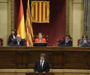 Catalan regional government president Carles Puigdemont (C) gives a speech at the Catalan regional parliament in Barcelona on October 10, 2017.Spain's worst political crisis in a generation will come to a head as Catalonia's leader could declare independence from Madrid in a move likely to send shockwaves through Europe. / AFP PHOTO / LLUIS GENE