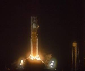 <i>(ARCHIVOS) El cohete lunar no tripulado Artemis I despega de la plataforma de lanzamiento 39B en el Centro Espacial Kennedy de la NASA en Cabo Cañaveral, Florida, el 16 de noviembre de 2022. FOTO Jim Watson/AFP</i>