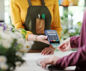 <i>Las PyMEs ya están utilizando medios de pago digitales, como las tarjetas, para cubrir una amplia variedad de gastos del negocio: desde compras a mayoristas (29%) hasta servicios digitales y suministros de oficina (12%), viajes (18%), combustible (10%) y mejoras de instalaciones (9%). FOTOS SHUTTERSTOCK</i>
