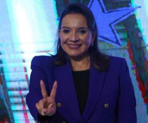 Honduran elected President Xiomara Castro de Zelaya gestures after the Honduran National Electoral Council (CNE) gave her a credential that certifies her as the elected president for the period 2022-2024, in Tegucigalpa, on December 30, 2021. - Leftist Castro, 62, received more than 51 percent of the November 28 vote, comfortably beating right-wing candidate Nasry Asfura who polled at just under 37 percent. (Photo by Johny MAGALLANES / AFP)