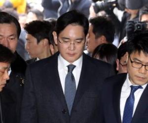 Lee Jae-Yong (C), Samsung Electronics vicedirector e hijo del presidente de la Junta Directiva de Samsung, Lee Kun-Hee, llega a la corte en Seúl. arrives at the court for a hearing to review the issuing of his arrest warrant el 16 de febrero de 2017. AFP
