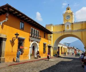 The Agua Volcano is seen from Arch Street in Antigua Guatemala, Sacatepequez Departament, 45 km southeast of Guatemala City on September 6, 2020. - Since the economic reopening a month ago, the colonial city of Antigua, a Cultural Heritage of Humanity, is receiving local visitors under strict hygiene measures to avoid coronavirus contagion. But the city is waiting for the reopening of the international airport and borders to see the arrival of foreign tourists, its main income. (Photo by Johan ORDONEZ / AFP)