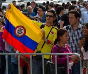 Un hombre con una bandera colombiana durante los funerales por el escritor Gabril García Márquez. Foto: AFP