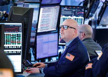 <i>Corredores de bolsa trabajan en la Bolsa de Nueva York (EE.UU.). Foto de archivo. EFE/Justin Lane</i>