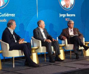 <i>Felipe Bosch Gutiérrez, Presidente Chairman de CMI Capital (izquierda); y Juan José Gutiérrez Mayorga, Presidente Chairman de CMI Alimentos (centro), conversan con Jorge Becerra, de BCG, sobre la trayectoria de Corporación Multi Inversiones hacia convertirse en una multilatina. </i>