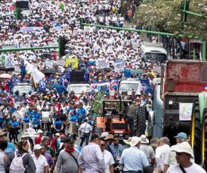 <i>Miles de personas de diferentes sectores sindicales e industrias privadas participaron en una marcha para protestar contra la depreciación del dólar y las pérdidas que genera en la economía del país en San José, Costa Rica, el 15 de mayo de 2024. FOTO Ezequiel BECERRA/AFP</i>