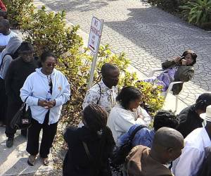 <i>Cientos de haitianos hacen cola a las puertas de la iglesia católica de Notre Dame Haití, en el barrio del Pequeño Haití de Miami (FL, EEUU), para recibir información sobre cómo solicitar el trámite del Estatus de Protección Temporal (TPS). Imagen de archivo. EFE/Gastón De Cárdenas</i>