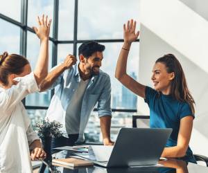 <i>Un líder que construye confianza comparte los logros con su equipo y reconoce la contribución de cada integrante. (Foto: Shutterstock)</i>