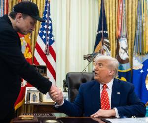 <i>Fotografía de archivo del 30 de mayo de 2025 del presidente estadounidense, Donal Trump (d), saludando al empresario sudafricano Elon Musk durante una conferencia de prensa en el Despacho Oval de La Casa Blanca en Washington (EE.UU). La abrupta ruptura entre Trump, y el actualmente hombre más rico del mundo, Elon Musk, encamina su relación a un escenario donde ambos tienen que perder: nuevas dudas sobre el recorrido de su megaproyecto fiscal para el primero, y gran impacto económico en el imperio tecnológico del segundo. EFE/ Francis Chung/Pool ARCHIVO</i>