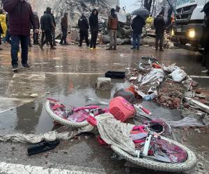 <i>Una fotografía muestra una bicicleta dañada mientras los rescatistas buscan sobrevivientes entre los escombros en Sanliurfa, el 6 de febrero de 2023, después de que un terremoto de magnitud 7,8 azotara el sureste del país. (Foto por AFP)</i>